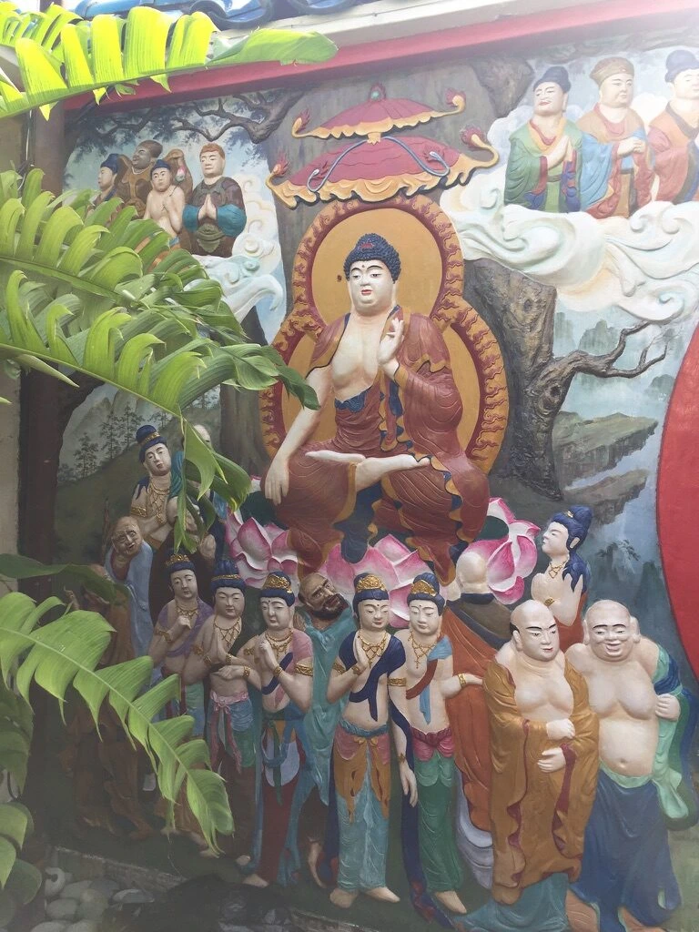 極楽寺の、仏陀と弟子たちを立体的に描いた色鮮やかな壁のレリーフ