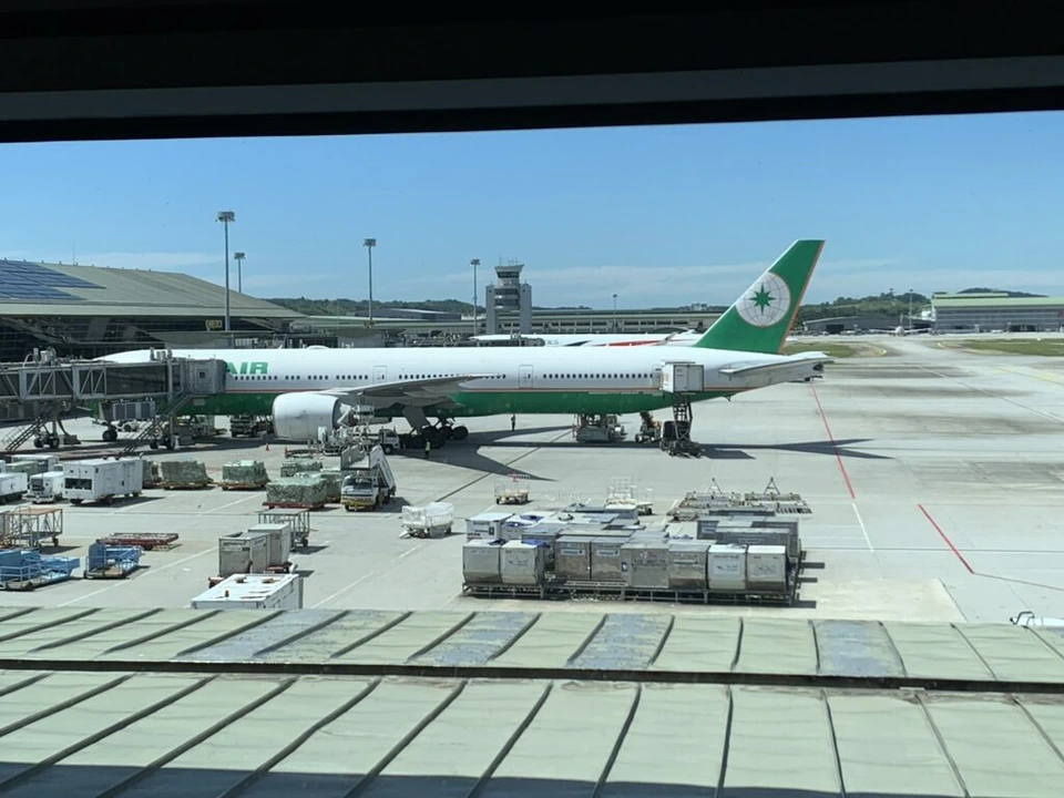 KLIAゴールデンラウンジの窓の外に駐機しているエバー航空の緑と白の機体