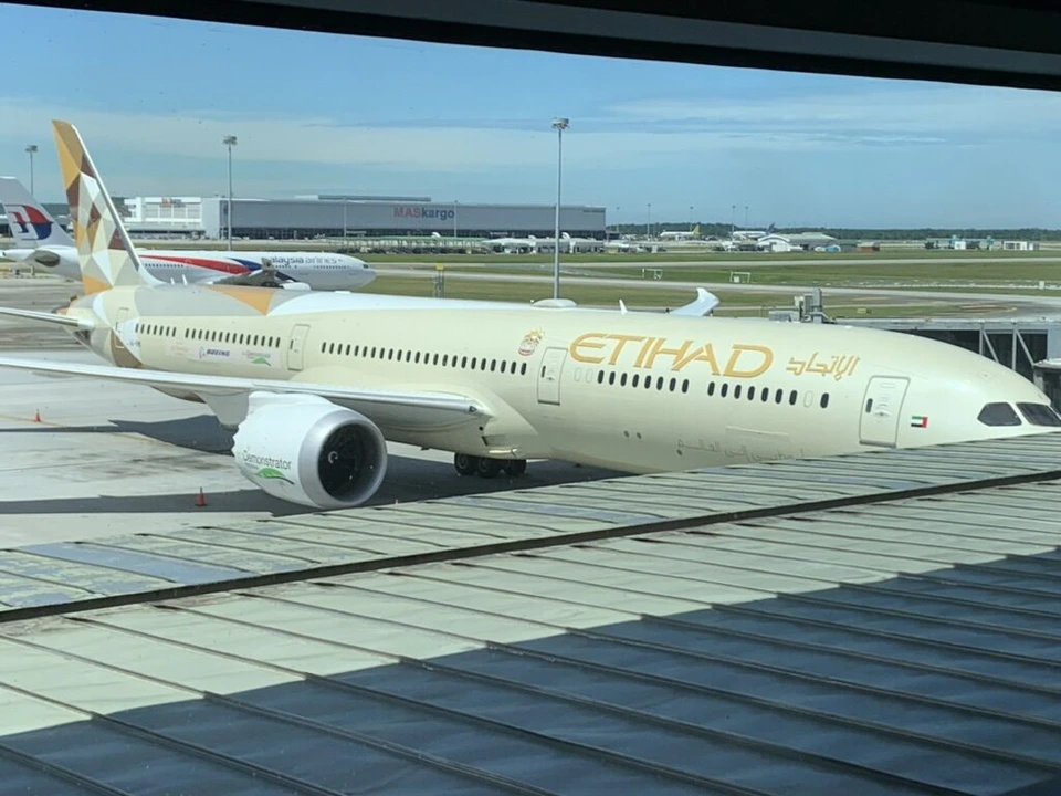 KLIAゴールデンラウンジの窓の外に駐機しているエティハド航空のボーイング787