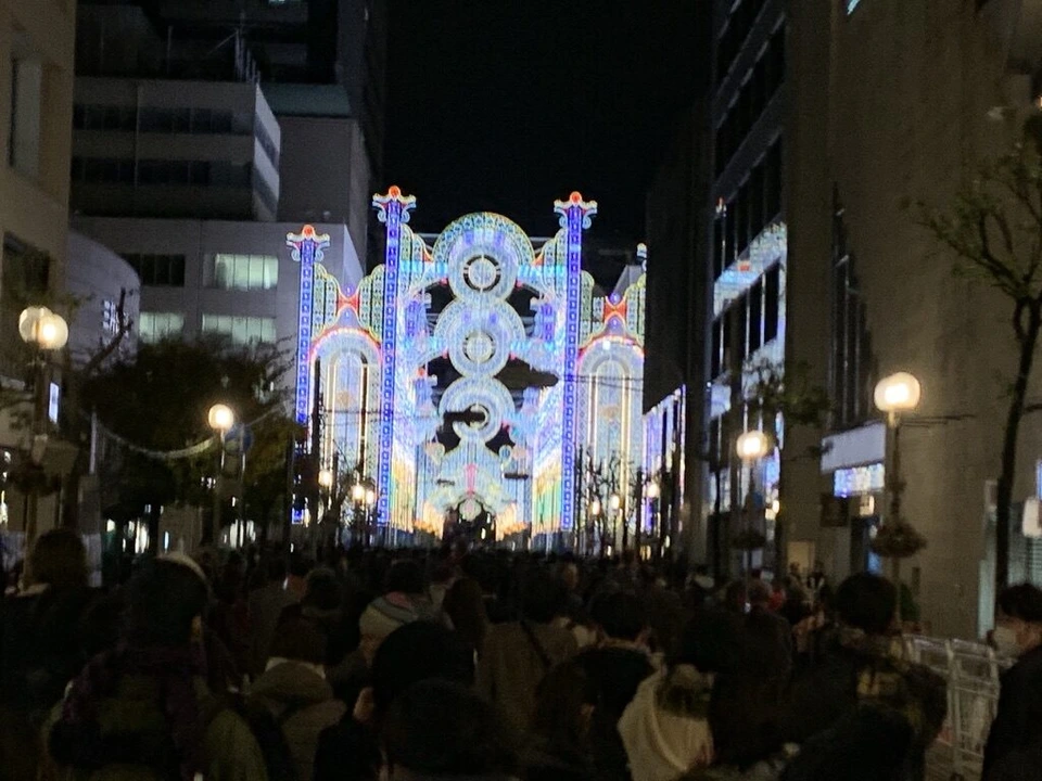 神戸ルミナリエ2019。人だかりの向こうに見える旧居留地の光の門