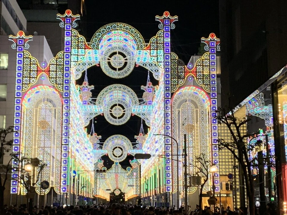 神戸ルミナリエ2019の正面の作品。白・青・黄の電球の模様