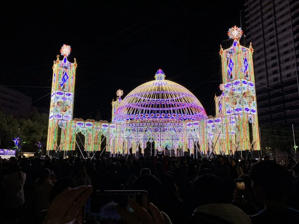 神戸ルミナリエ2019の東遊園地会場。左右の塔の間にドーム形の光の作品