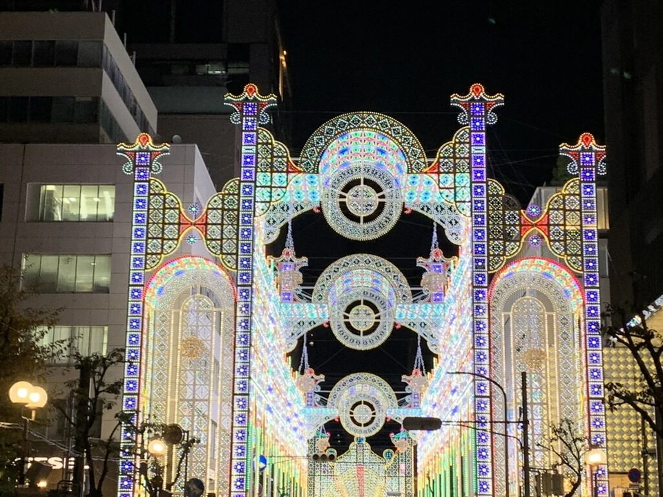 神戸ルミナリエ2019、旧居留地の正面の光の作品。白と青の電球でできた大きな門