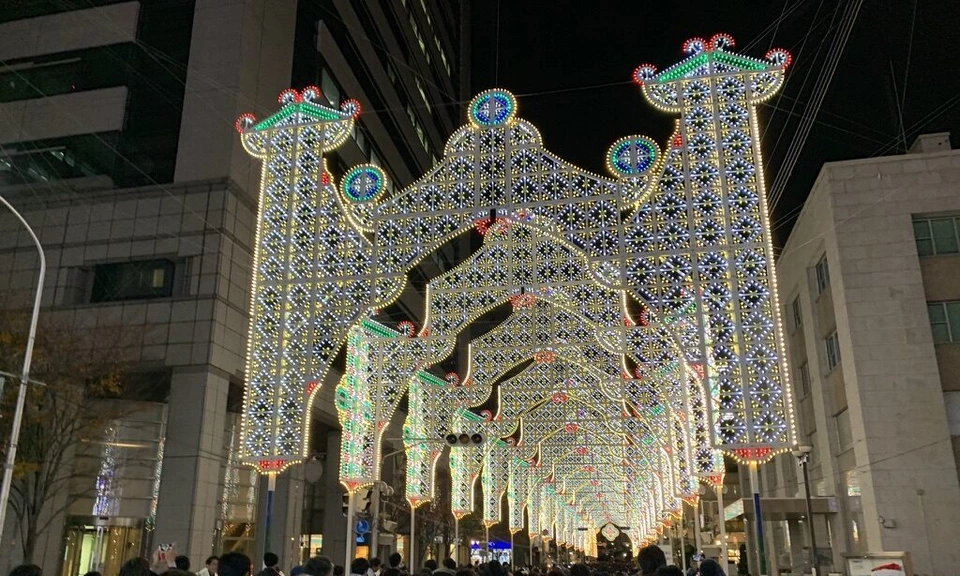 神戸ルミナリエ2019の、通りの上に続く光のアーチの回廊