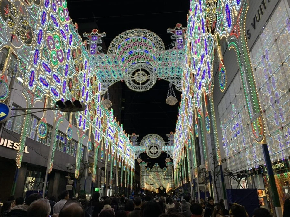 神戸ルミナリエの光の回廊。通りの両側の建物を覆う光の壁と、頭上のアーチ