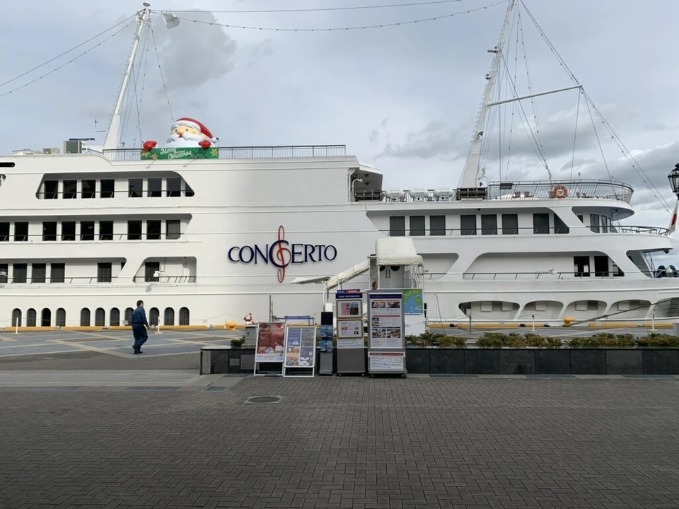 神戸ハーバーランドに停泊する白いクルーズ船CONCERTO。屋根にサンタの飾り