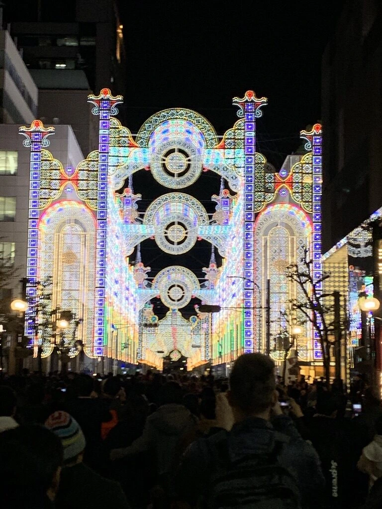 縦に撮った神戸ルミナリエ2019の正面の作品。丸い模様が3段に重なる
