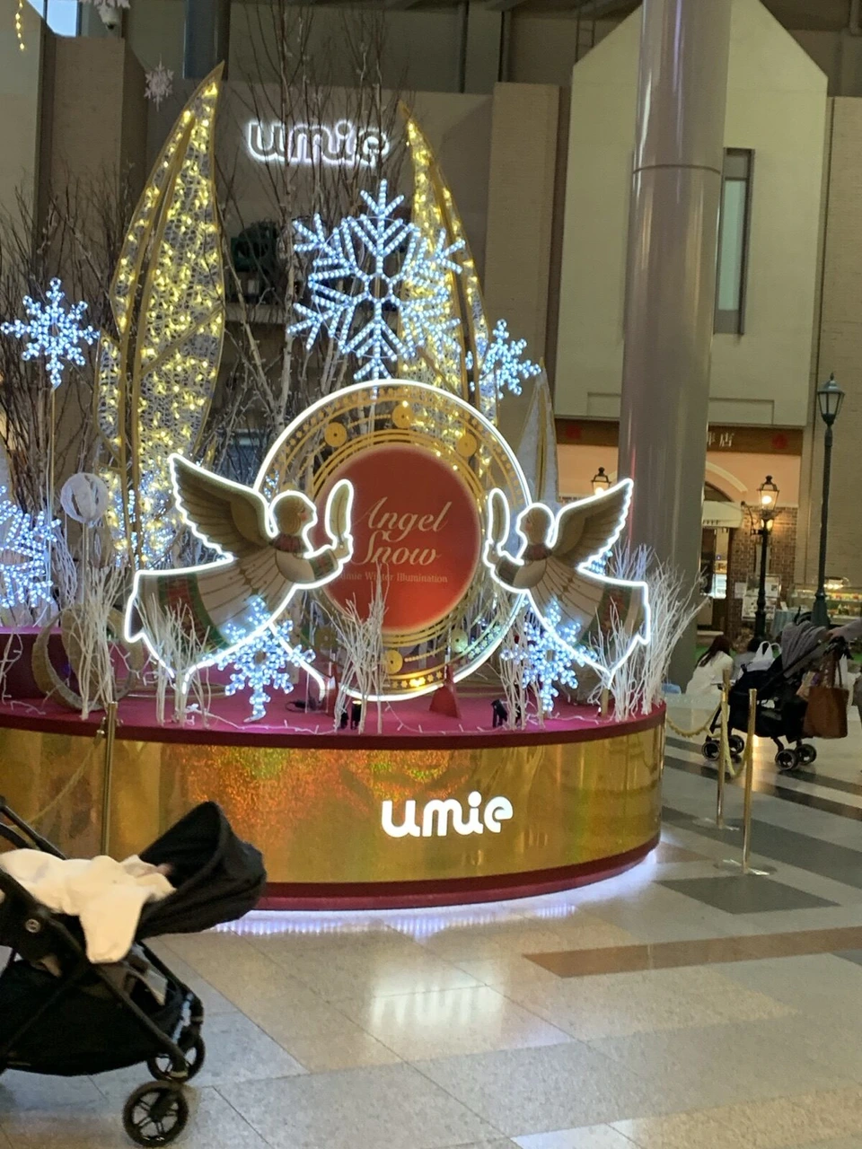 umieの館内のクリスマスの飾り。金色の台の上に天使と雪の結晶の電飾、Angel Snowの文字