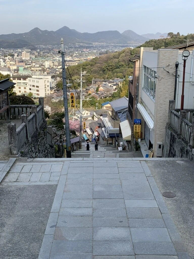 金刀比羅宮の石段の上から見下ろした参道と琴平の町、奥に山並み