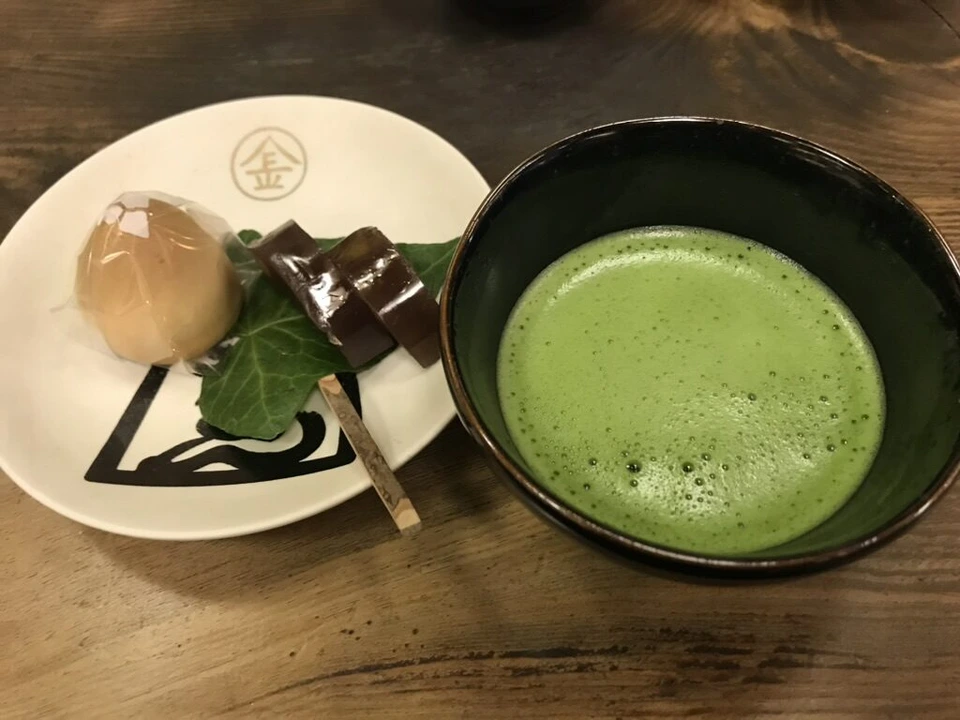 琴平の参道の茶店で出た、「金」のマークの入った皿の和菓子と抹茶