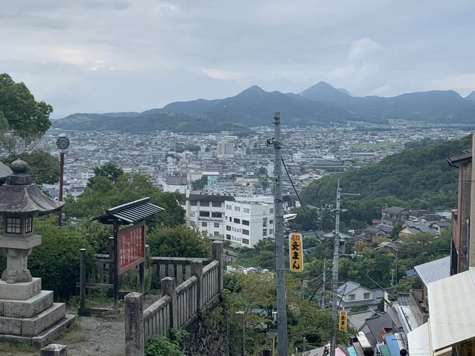 大門の近くから見下ろした琴平の町並みと山、石灯籠