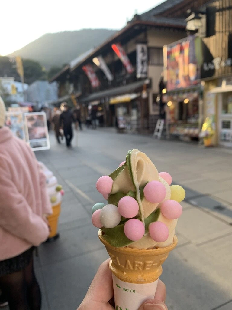 金刀比羅宮の表参道で食べた、おいりがのった抹茶とバニラのソフトクリーム