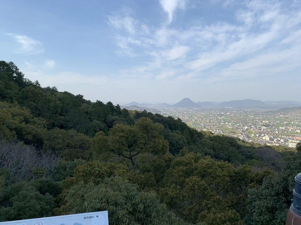 金刀比羅宮の山の上から見た讃岐平野と、三角形の讃岐富士