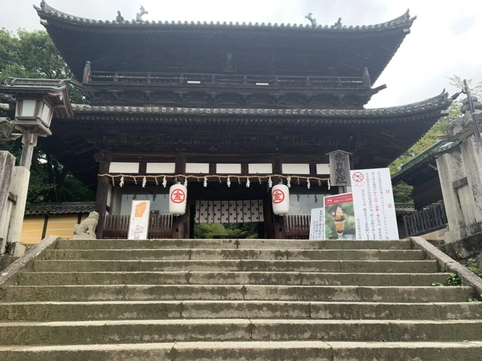 金刀比羅宮の大門。二層の屋根の門と、その前の石段