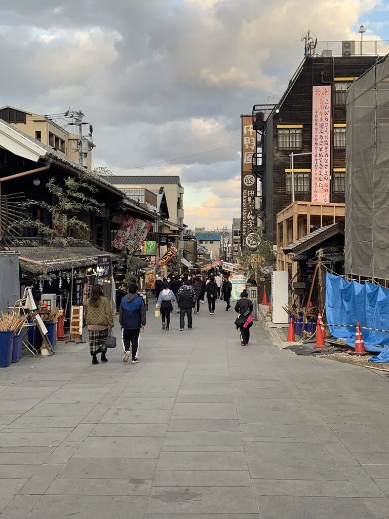 琴平の表参道。木造の店が並び、「中野うどん学校」の看板が見える