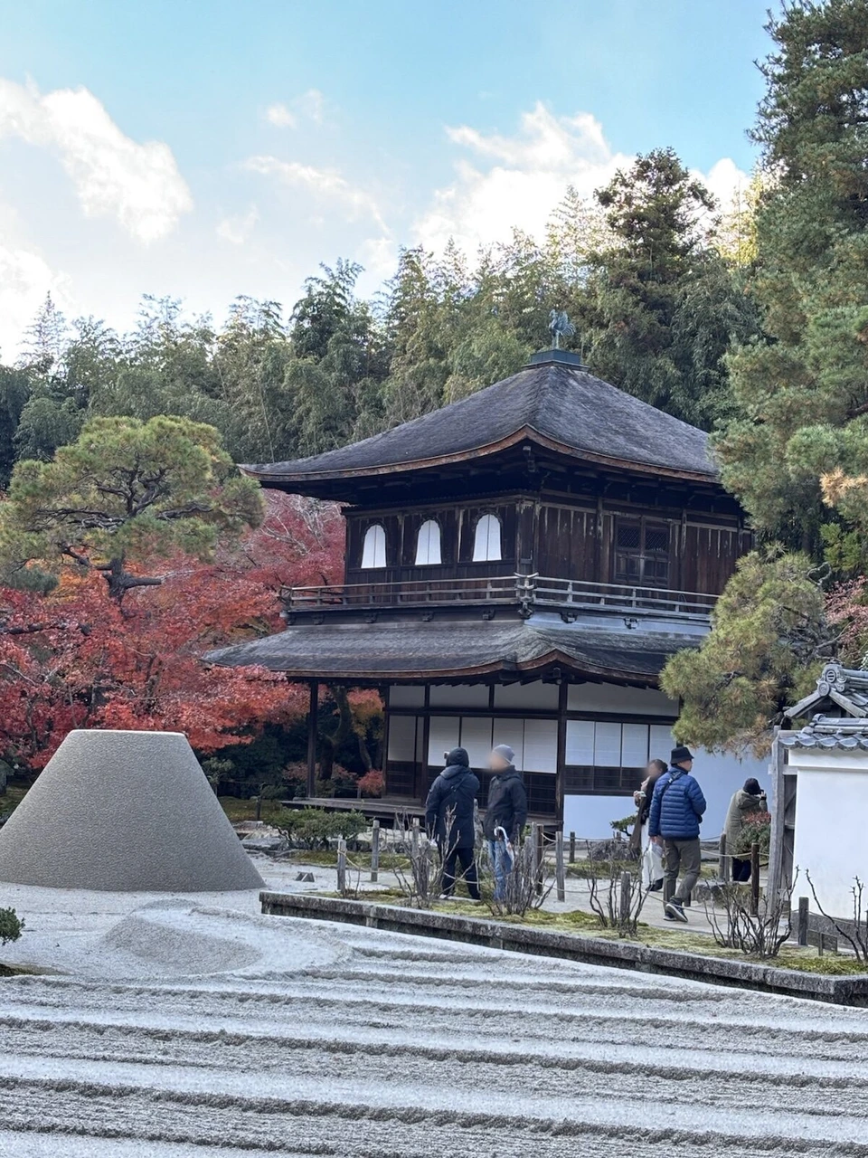 銀閣寺の白い砂の銀沙灘と円すい形の向月台、奥に観音殿と紅葉