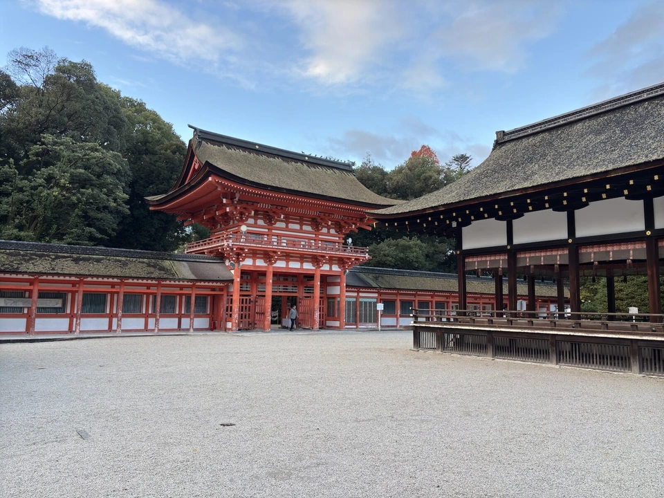 下鴨神社の楼門の内側から見た朱色の楼門と、右手の舞殿
