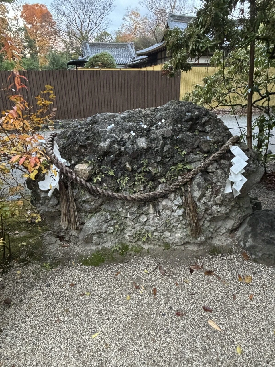 下鴨神社の楼門の手前の、しめ縄と紙垂が巻かれた大きな石