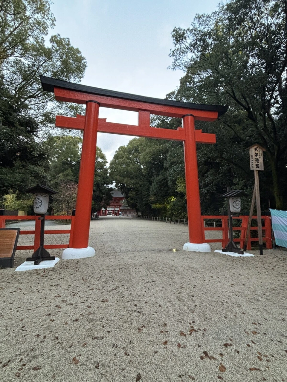 下鴨神社の朱色の鳥居と石灯籠、奥に楼門