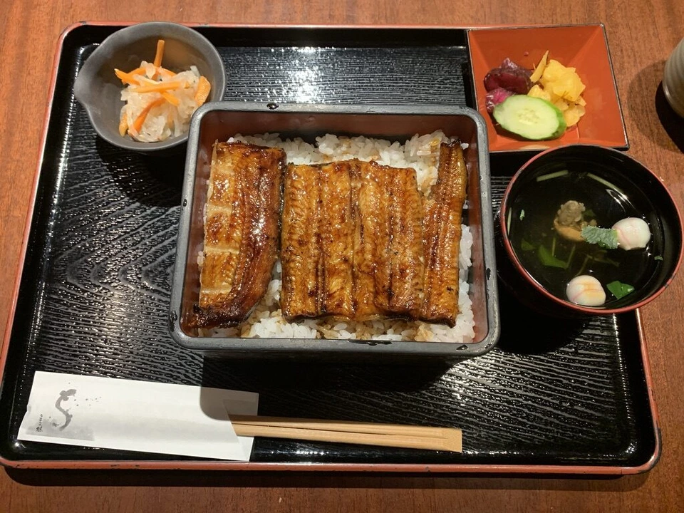 河原町で食べたうな重の膳を正面から。吸い物と漬物、小鉢付き