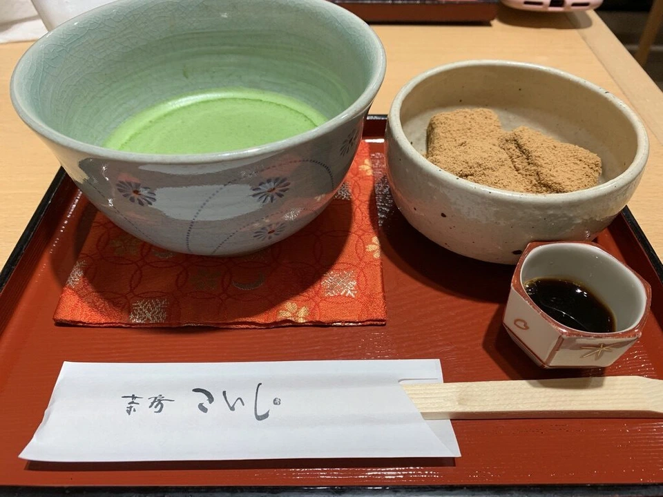 祇園の甘味処の抹茶と、きな粉のかかったわらび餅、黒蜜の小皿