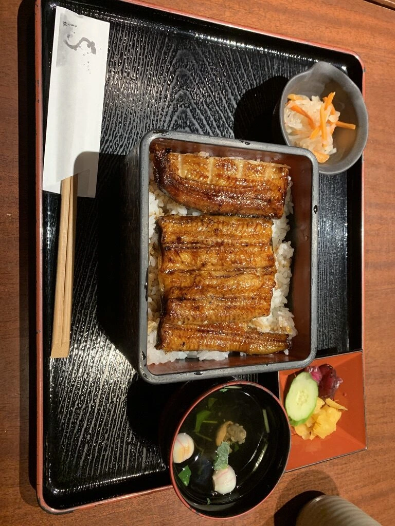 河原町のうなぎ屋さんのうな重。黒い盆に吸い物、漬物、小鉢