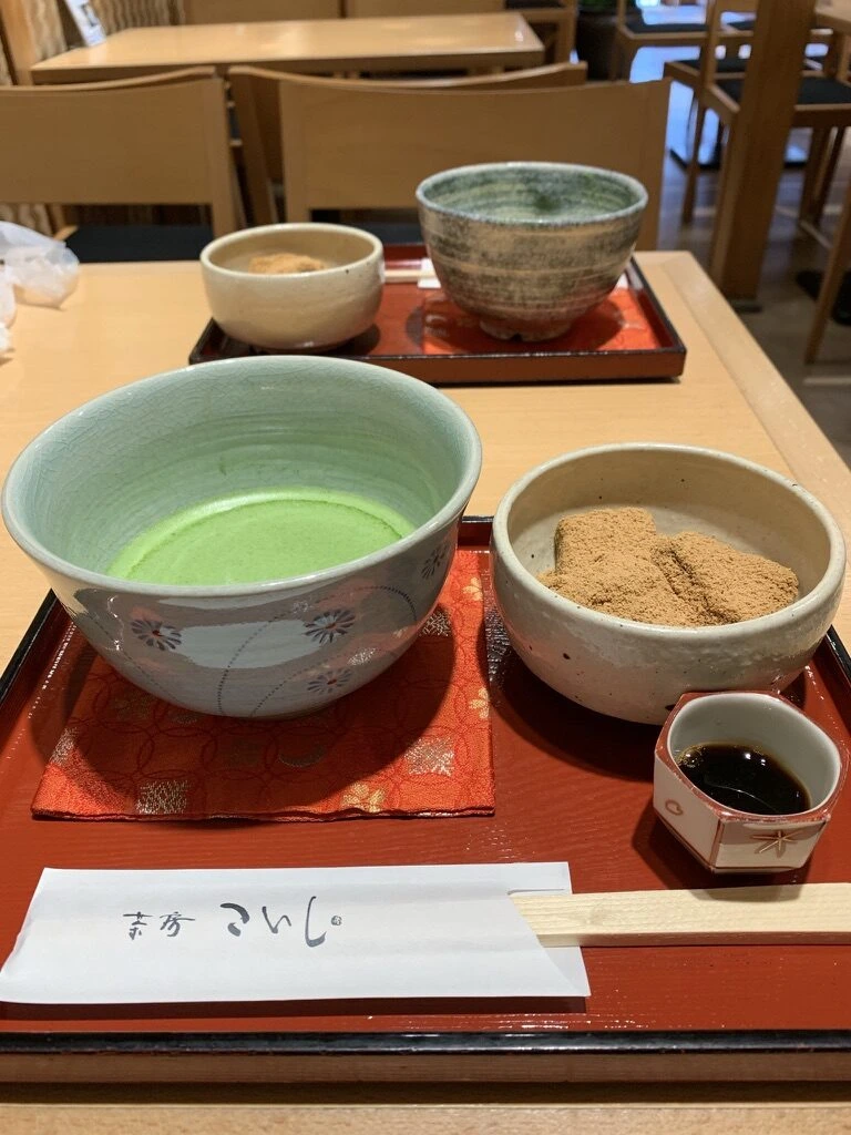 抹茶とわらび餅のセットを斜めから