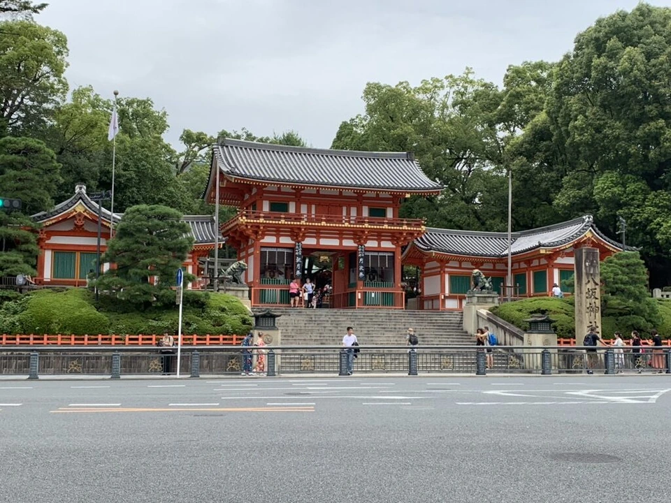 四条通の突き当たりに建つ八坂神社の朱色の西楼門と石段