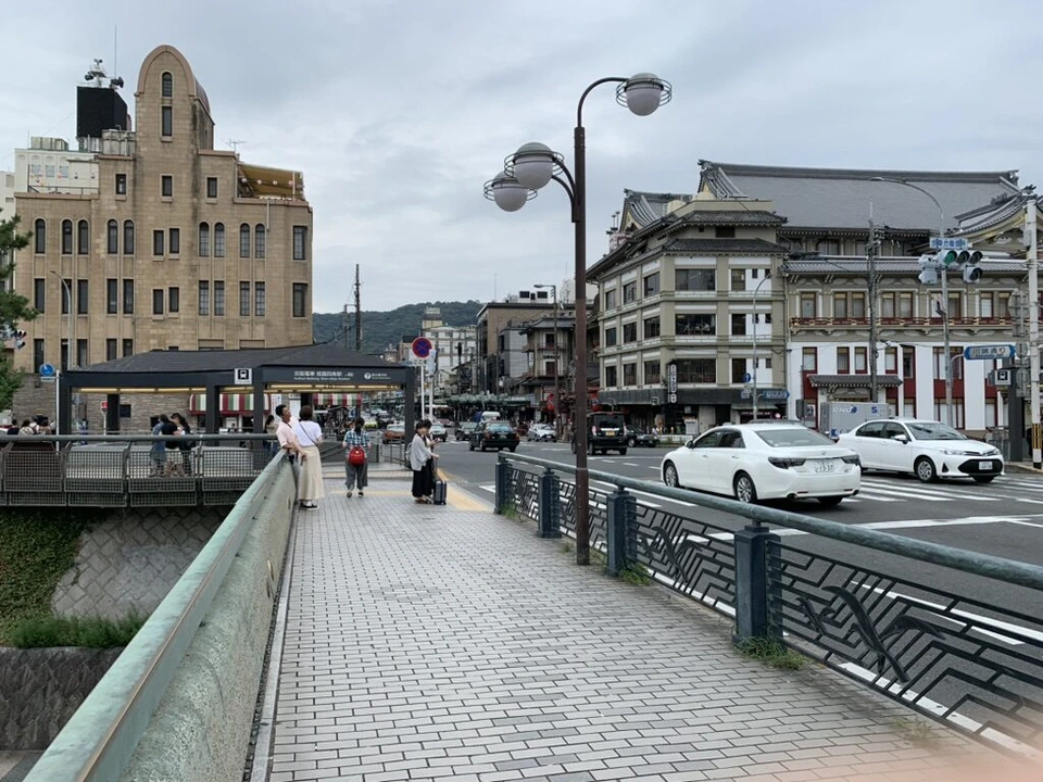 曇り空の京都・四条大橋から東を見たところ。左に洋館風のレストラン菊水、右に南座
