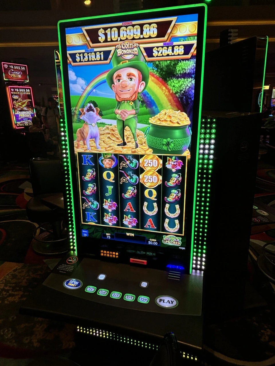 カジノの暗い通路に光るスロットマシン。画面の上に10,699.86ドルのジャックポット表示