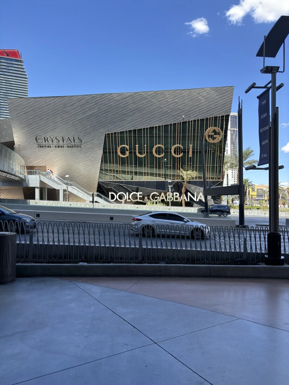 ストリップ沿いのショッピングモール、クリスタルズの角ばった外観とGUCCI、DOLCE&GABBANAの看板