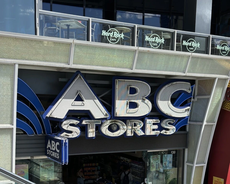 ストリップ沿いのABC STORESの入口と、上の階のハードロックカフェの看板