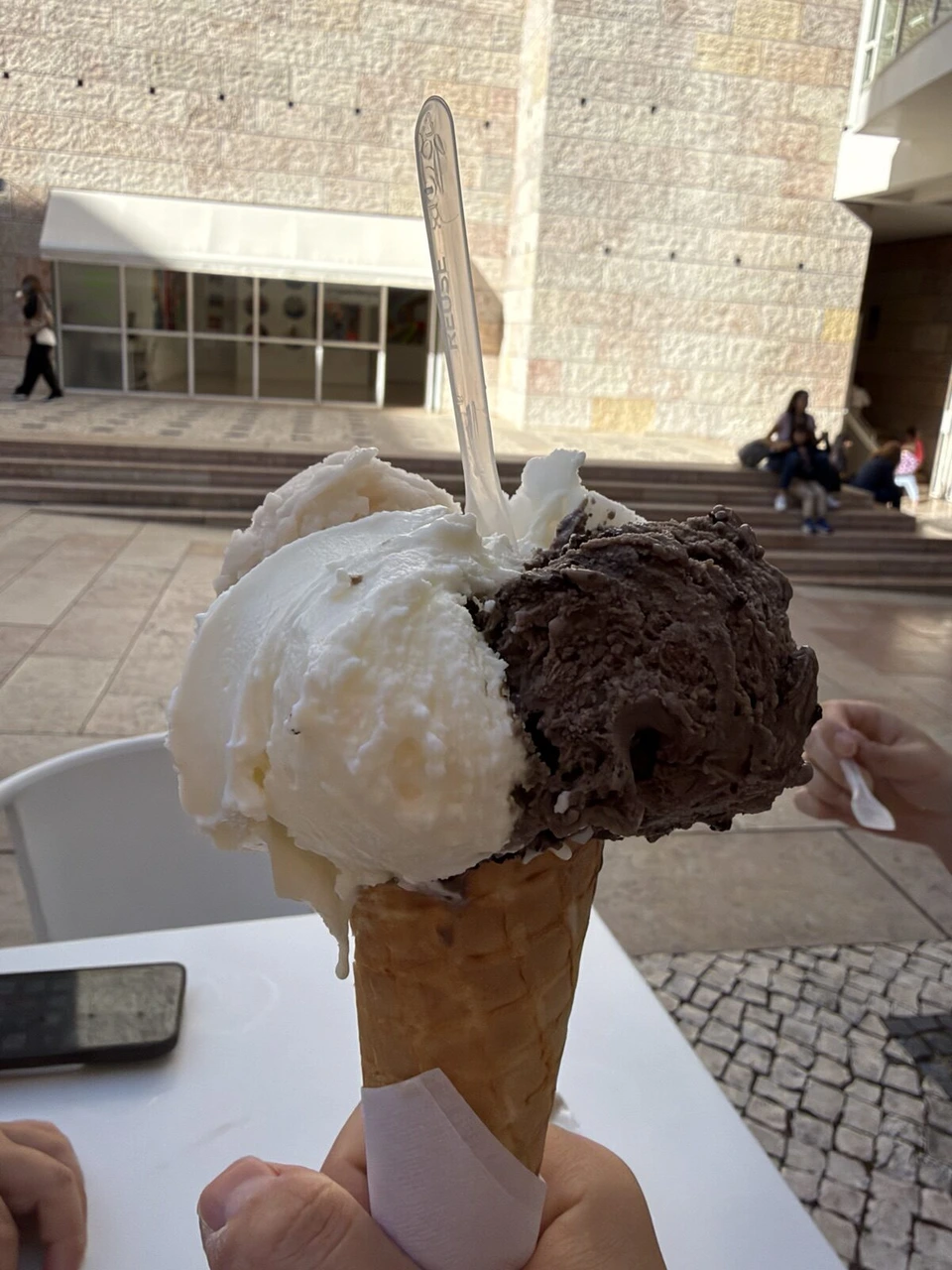 ベレン文化センターの前で手に持った、白いジェラートとチョコレートのジェラートのコーン