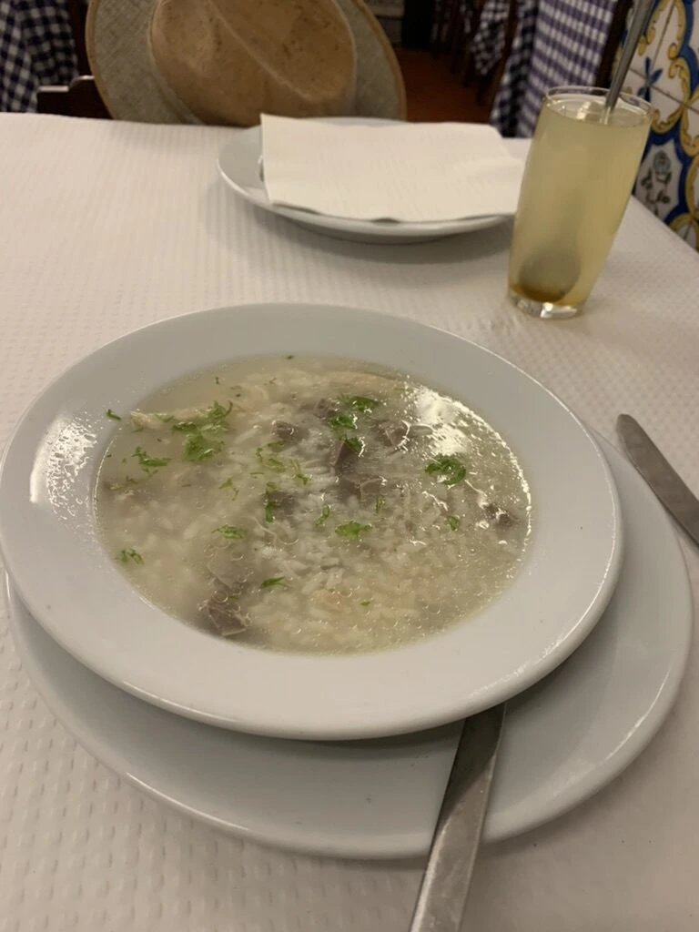 ロシオ広場近くのレストランの具の多いスープ
