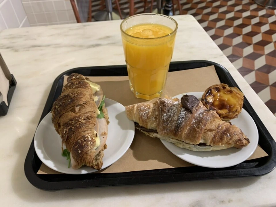 リスボンのカフェで頼んだクロワッサン2つ、エッグタルト、オレンジジュース
