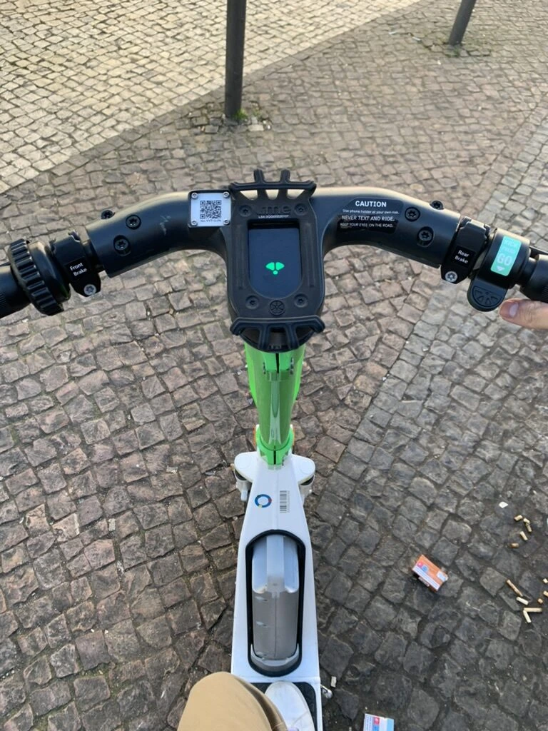 リスボンで乗ったLimeの電動自転車のハンドルとスマホ