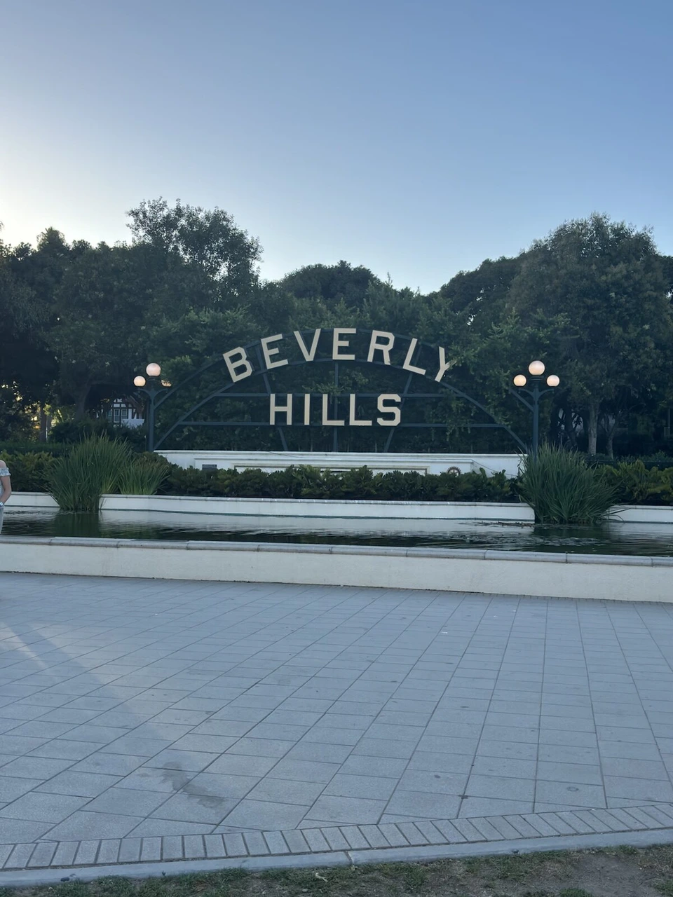 夕方の公園にあるBEVERLY HILLSの文字のサインと植え込み