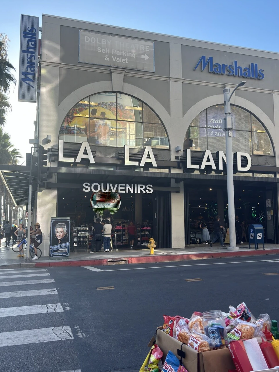交差点の角にある土産物店LA LA LANDの看板