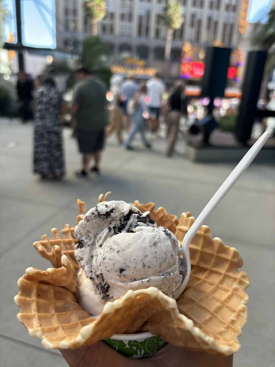 ハリウッド大通りで買った、ワッフルコーンのカップに入ったクッキー&クリームのアイス