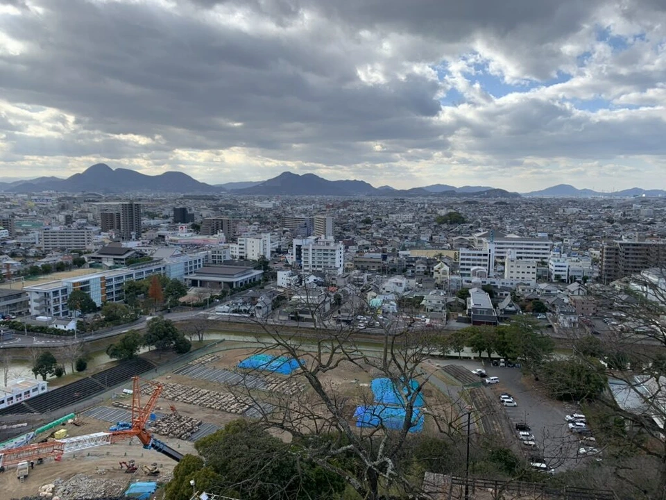 丸亀城の本丸から見下ろした市街地と、工事中の敷地の青いシート