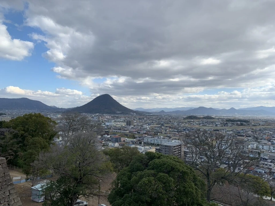 丸亀城の本丸から見た、讃岐富士(飯野山)の円すい形の山