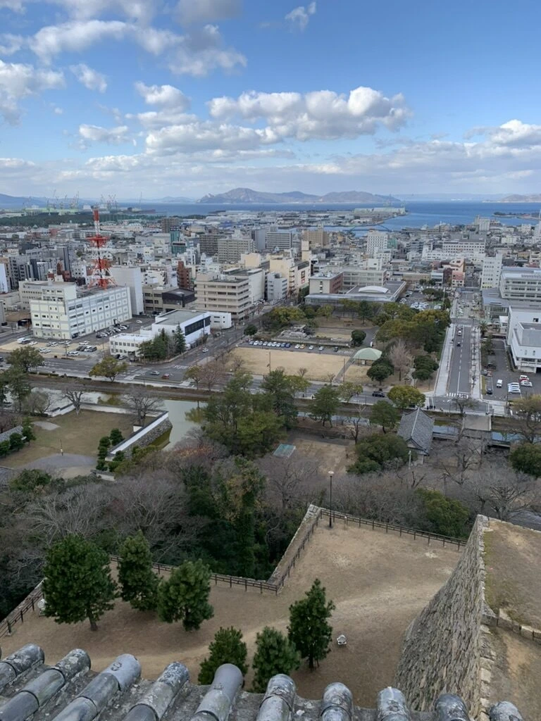 天守の窓から見た石垣と市街地