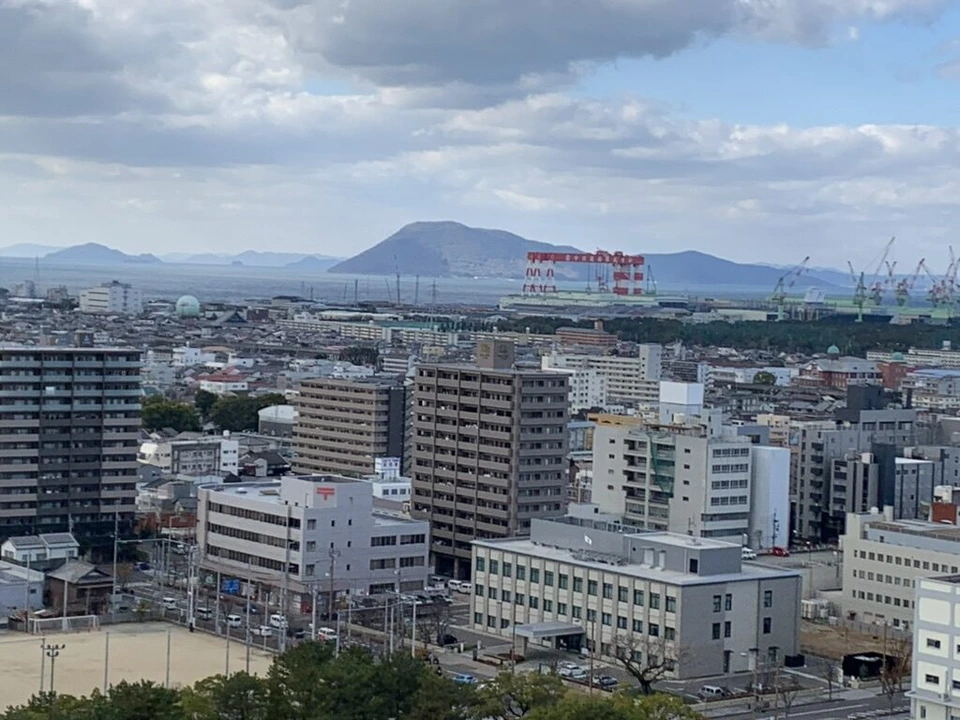 丸亀城の本丸から見た市街地と台形の山