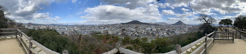 城山の中腹から見た丸亀市街と瀬戸内海のパノラマ