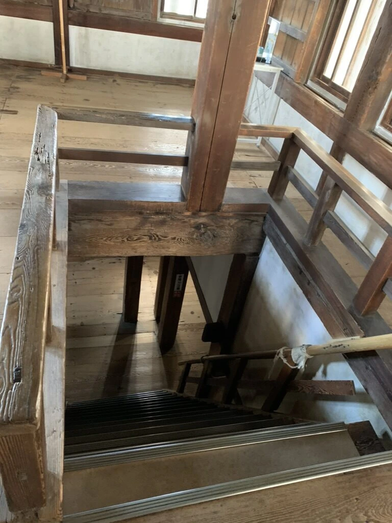 丸亀城天守の急な木の階段を上から見下ろしたところ