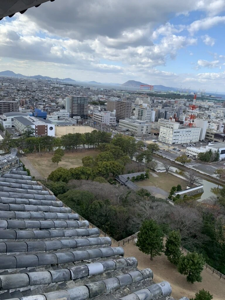 丸亀城天守の窓から見下ろした瓦屋根と市街地
