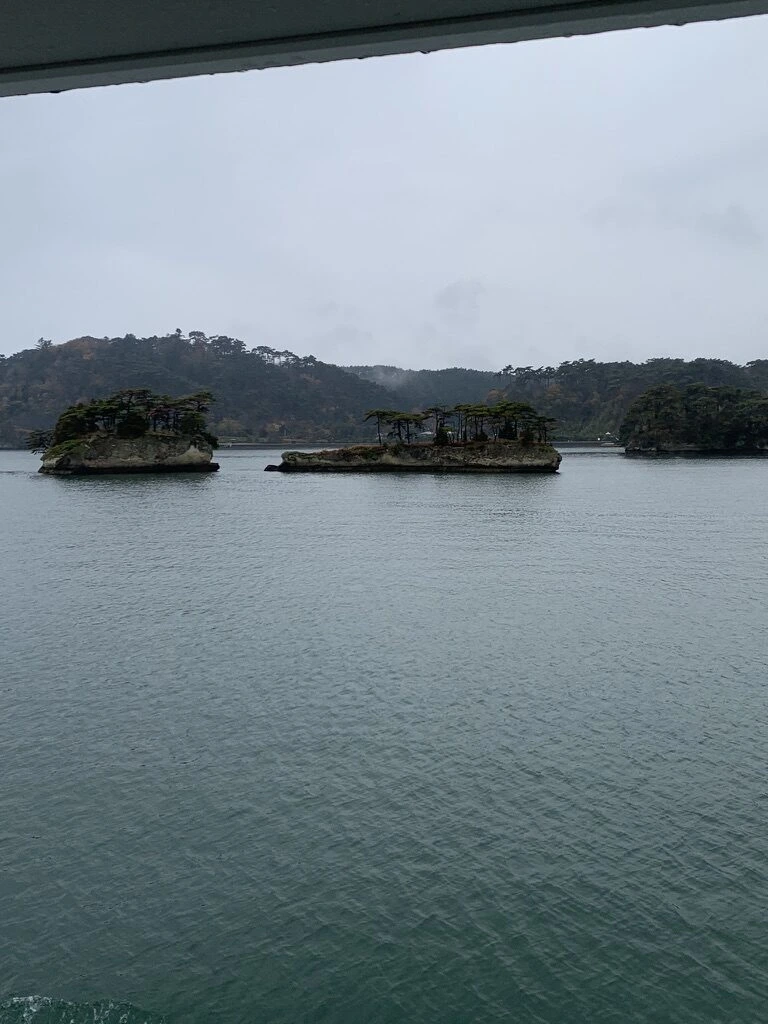 仁王丸から見た、二つの小島が並ぶ松島湾