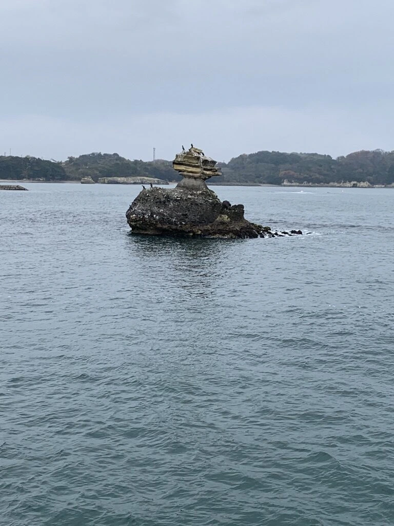松島湾の仁王島。細い岩の上に帽子のような岩がのっている