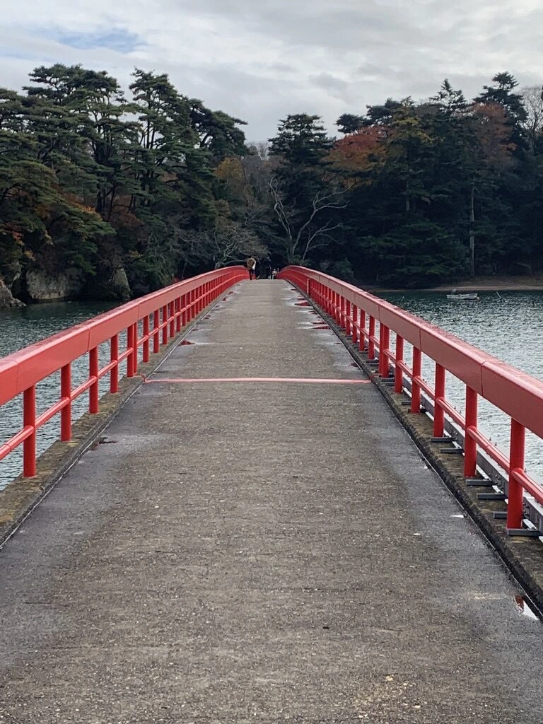 福浦島へまっすぐ続く朱色の欄干の橋