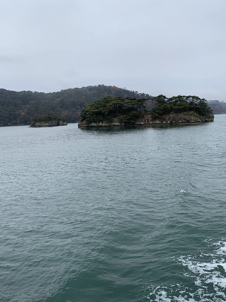 仁王丸から見た、遠くにいくつもの島が浮かぶ松島湾